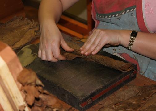 Hand roller at Ft Worth Lone Star Cigars